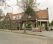 822262 Gezicht op de Groente- en Fruitwinkel Welba (Swammerdamstraat 53) te Utrecht, rechts de De Lessepsstraat.